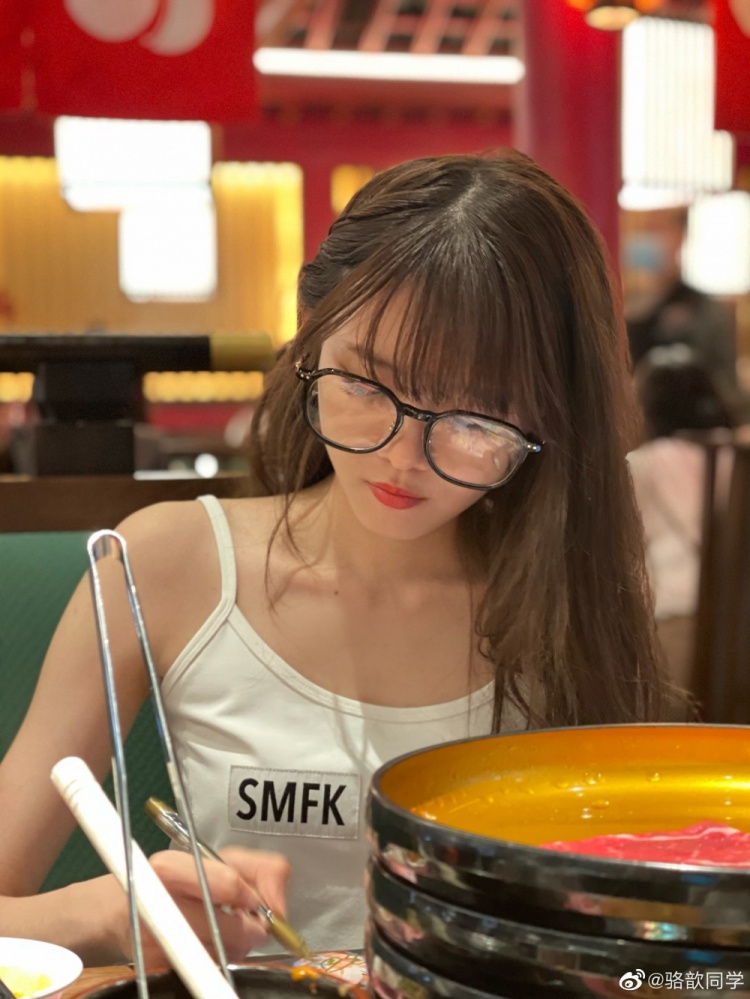 lpl主持人骆歆晒照:今天化妆了 发个自拍不过分吧