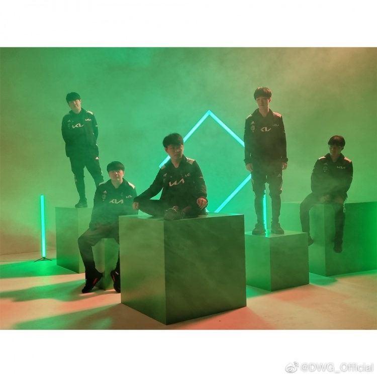 dk官博晒队伍赛前海报花絮帅气图片的背后还是帅气吧