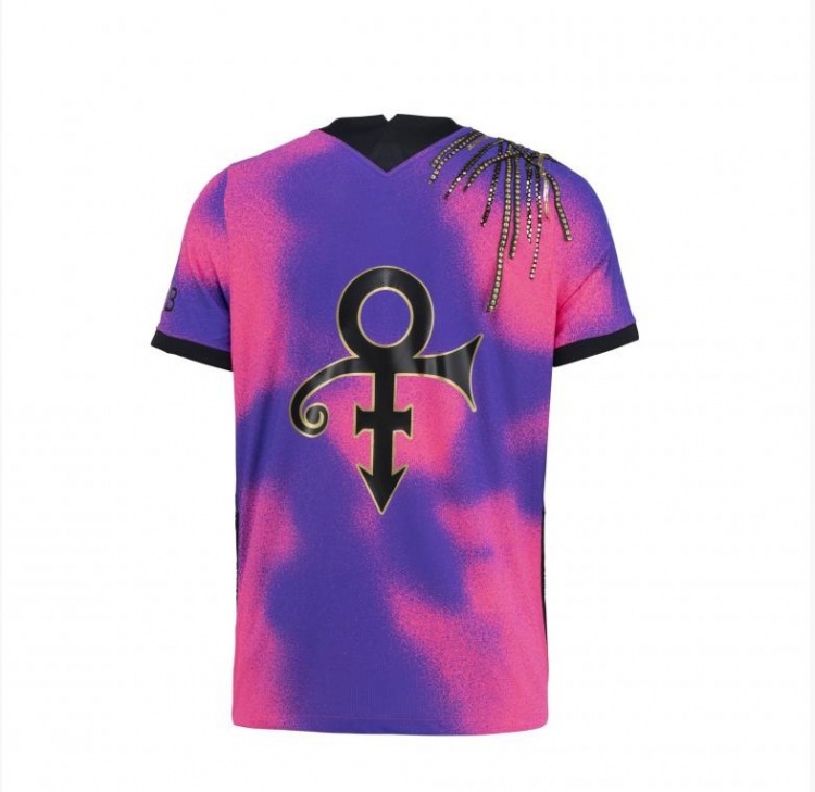 巴黎与艺术家合作发布荧光色球衣，致敬传奇歌手Prince
