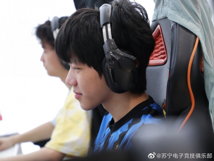 sn官博晒照陈泽彬这书名这都不分享下