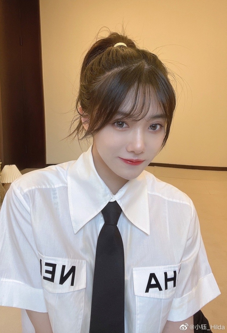 主持小钰更博晒照今天的我是美少年