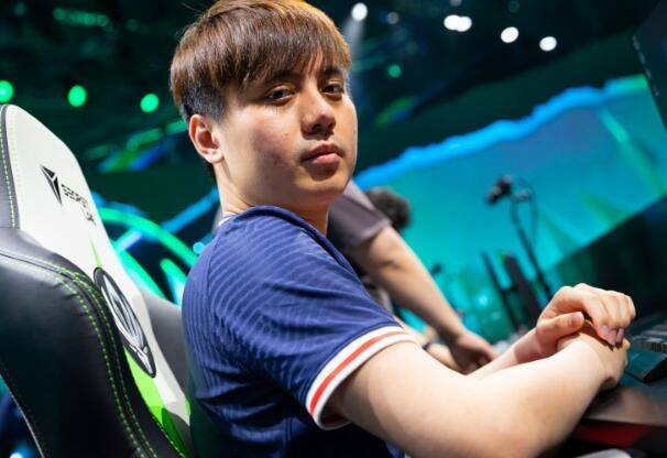 psgmaple在lpl学到很多对线技巧赛前会给队友洗脑