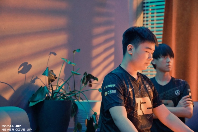 rng晒wei帅照跨越高山大海的相随身披日月光辉