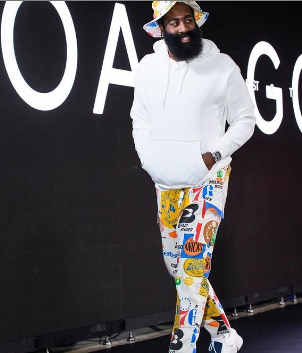 心情不错哈登社媒晒时尚照小球迷收鞋照快乐的地方