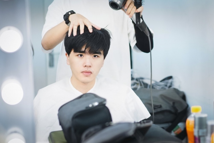 fpx官博晒选手定妆照lwx在线撸猫兄弟击拳