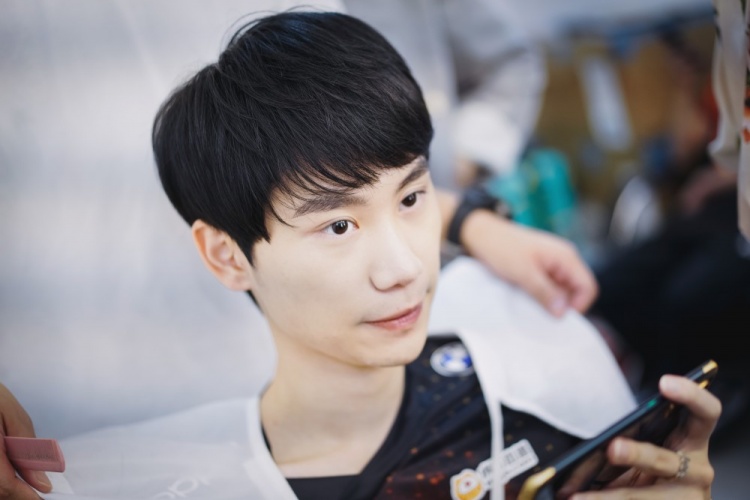 fpx官博晒选手定妆照lwx在线撸猫兄弟击拳