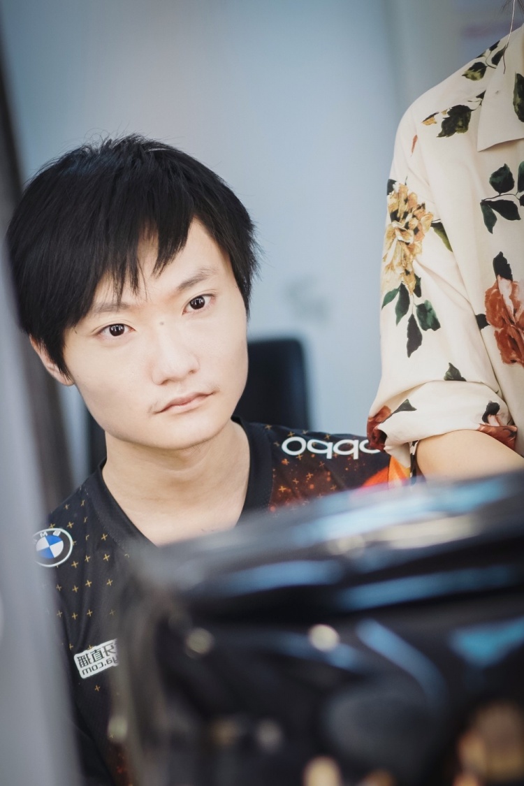 fpx官博晒选手定妆照lwx在线撸猫兄弟击拳