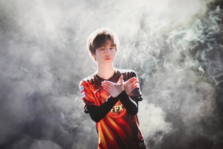 fpx官博晒选手定妆照lwx在线撸猫兄弟击拳