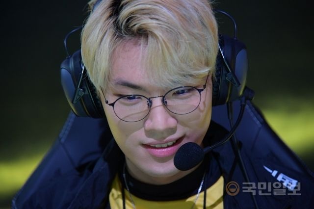 在40分钟左右的最后一波团战中,prince选手使用薇恩展现了绝妙的输出