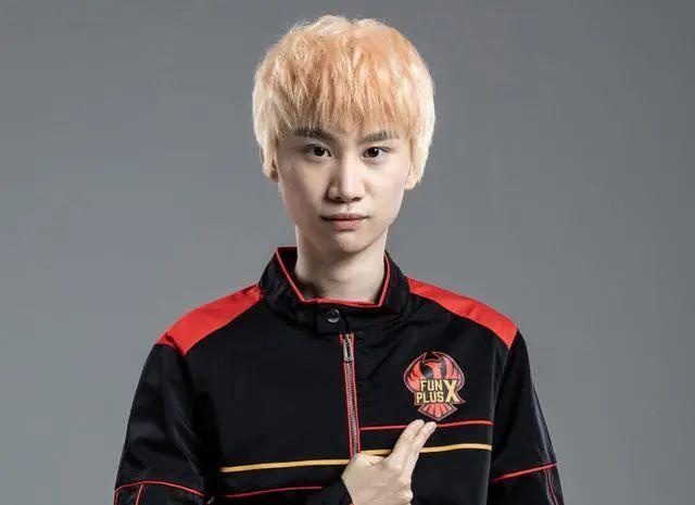 doinb:现在都要看小分的 edg最近太变态了 赢的比