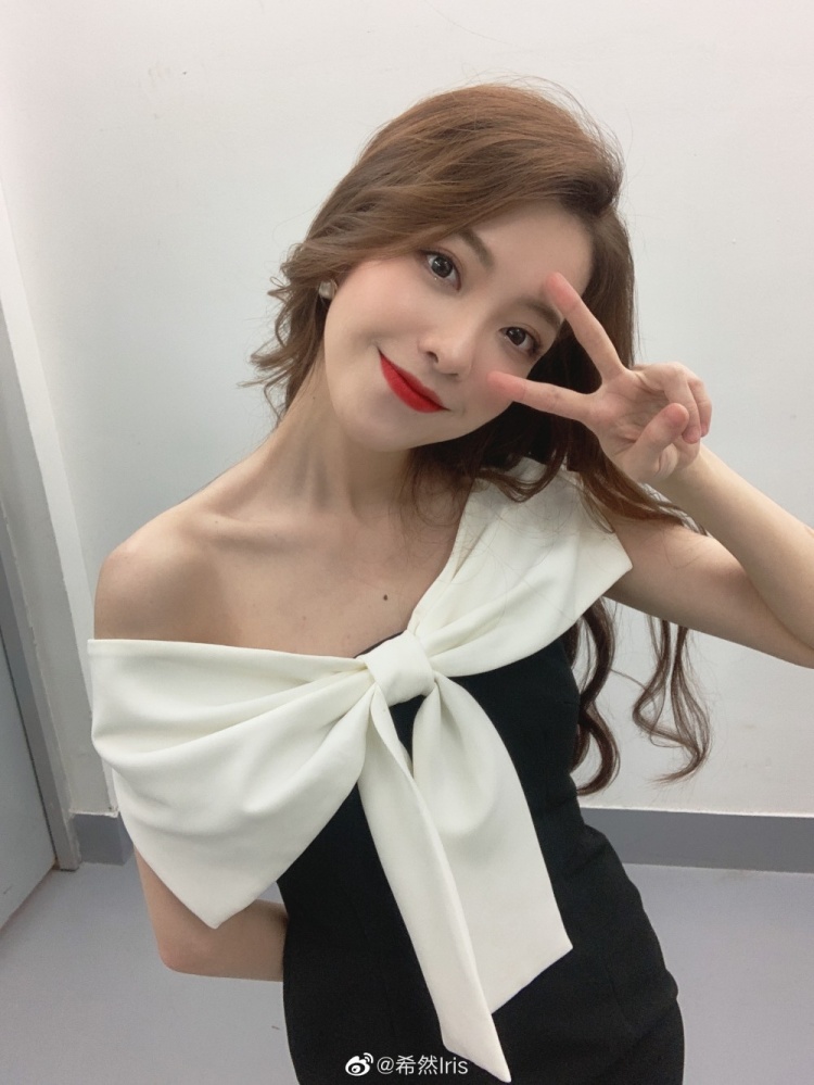 希然更博晒照谢谢各位可爱的粉丝比心73下次见