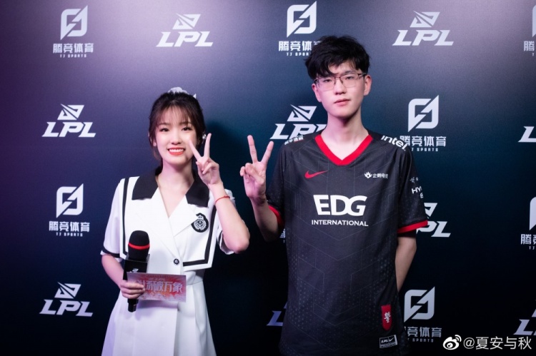 LPL英文主持夏安:逐渐驯服了自己的野生刘海-直播吧zhibo8.cc