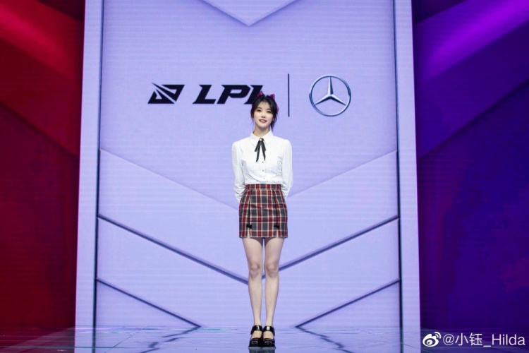 小钰晒照第一次尝试直筒袜以前怕显腿粗都没穿过