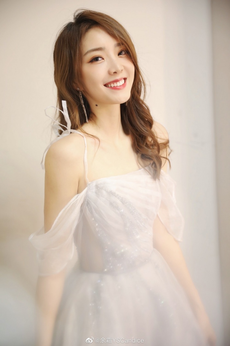 lpl主持余霜微博晒照你更喜欢哪种类型呀