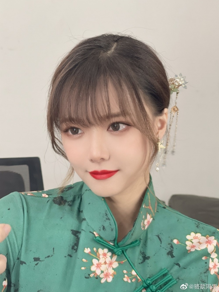 骆歆晒照今天在虹桥主持lpl看最后一个季后赛名额花落谁家