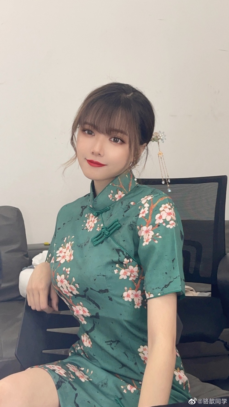 骆歆晒照今天在虹桥主持lpl看最后一个季后赛名额花落谁家