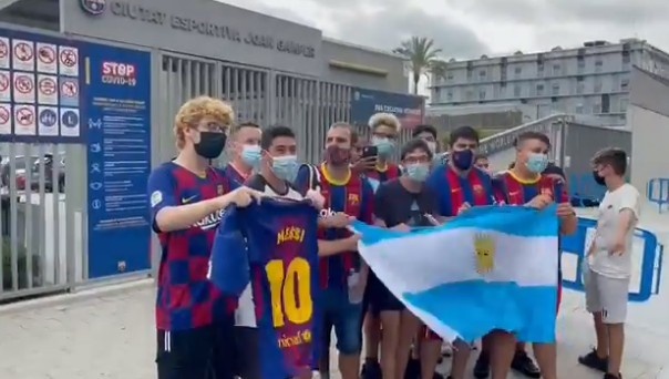 球迷聚集在巴萨训练基地外高喊口号 梅西留下 梅西留下 直播吧zhibo8 Cc