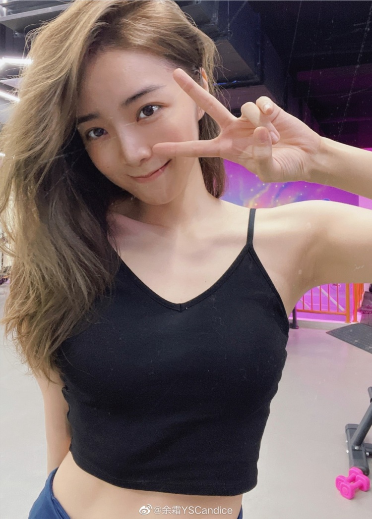 余霜晒健身照这次真是恢复训练了练了上肢加康复有氧椭圆机