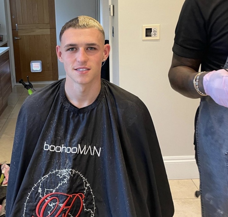 不搞银发了？福登晒半黑半金新发色