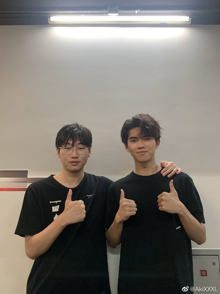 难道是omg打野aki晒与ning的合影合到了