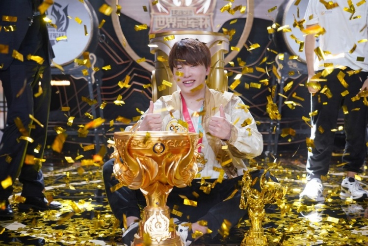 王者世冠qghappy赛后返图奖杯与他们