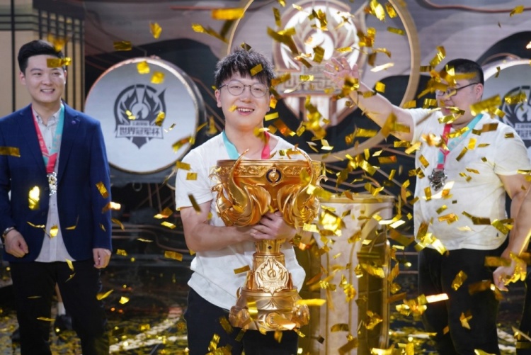 王者世冠qghappy赛后返图奖杯与他们