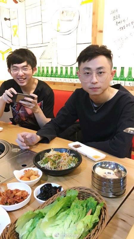 水晶哥更博突然发现我和圣枪哥所有合照都没有这甜度