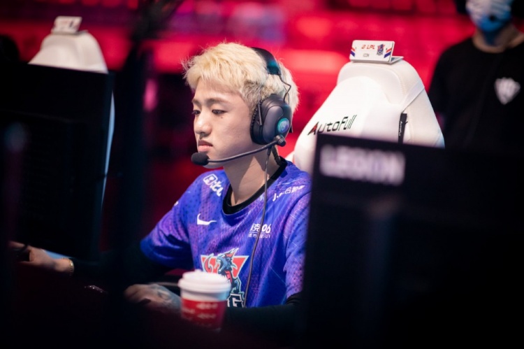 lng出征仪式返图冷少在看抽签仪式的自己都很帅