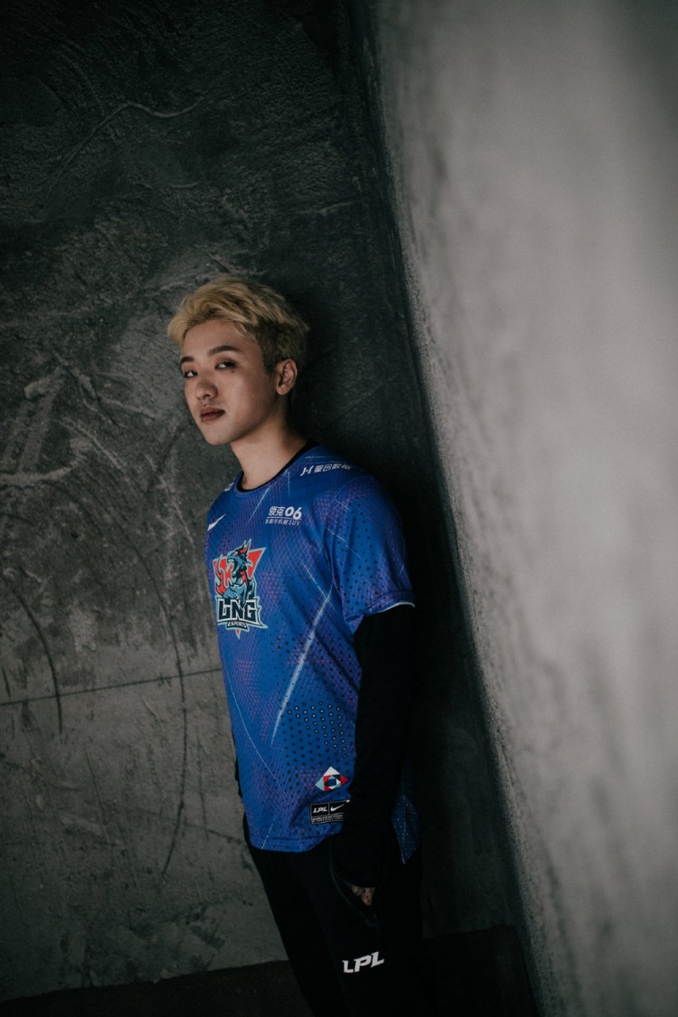 lng出征仪式返图冷少在看抽签仪式的自己都很帅