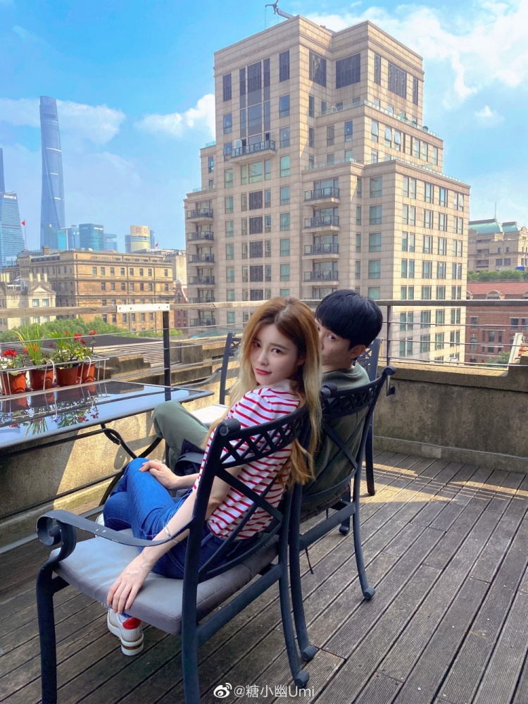 糖小幽晒与doinb甜蜜合照猴猴露出嫌弃的眼神