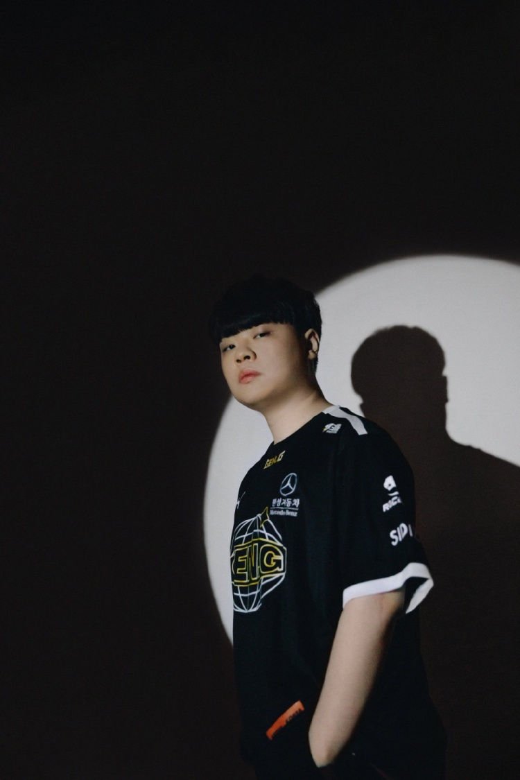 geng公布s11队服单人照个个拍正脸就哥拍的背影