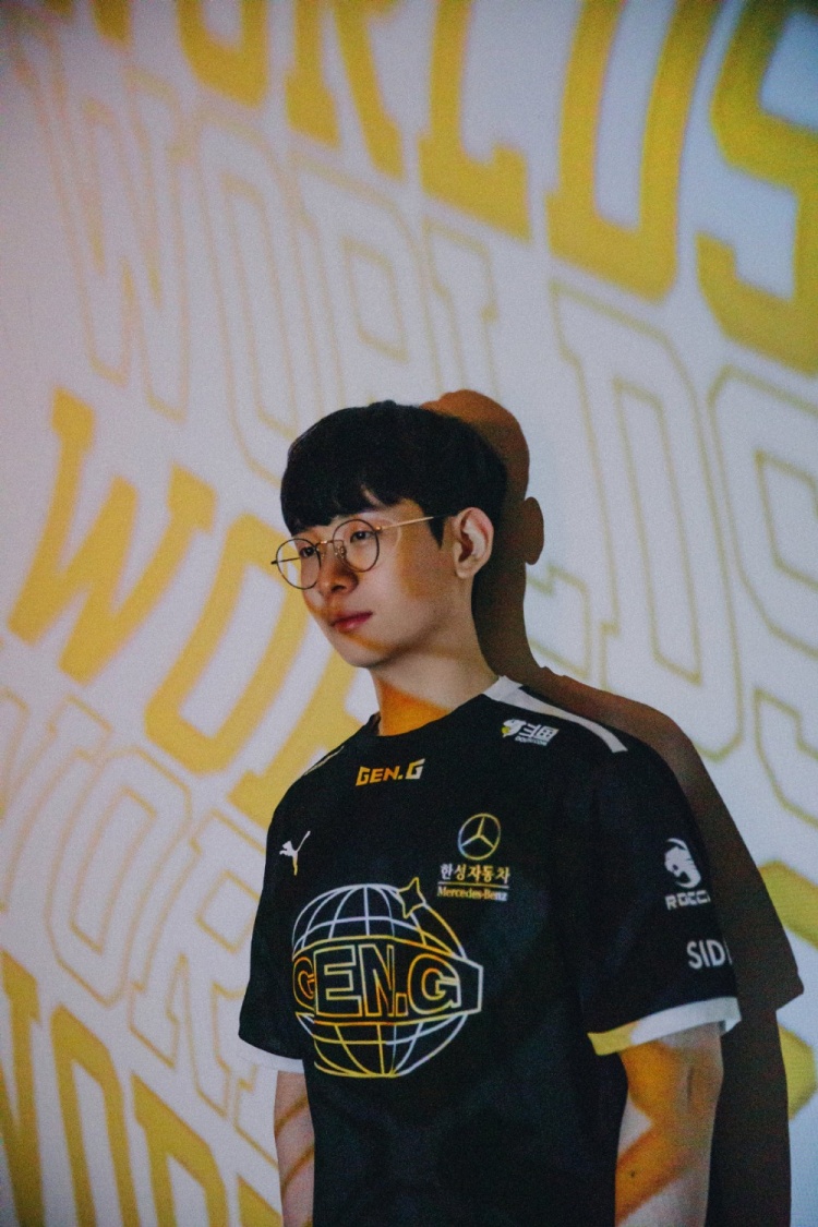 geng公布s11队服单人照个个拍正脸就哥拍的背影