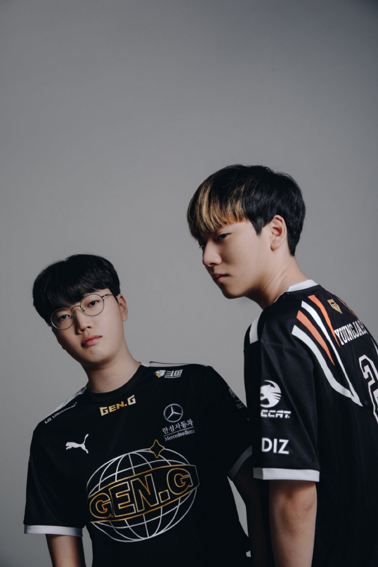 geng公布s11队服单人照个个拍正脸就哥拍的背影