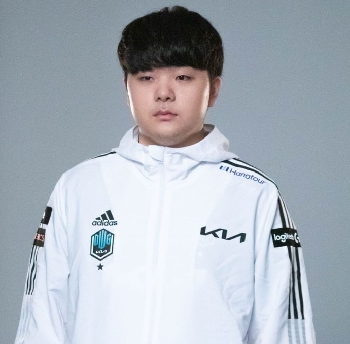 dk发布世界赛队服拍摄的现场照片剪刀手showmaker