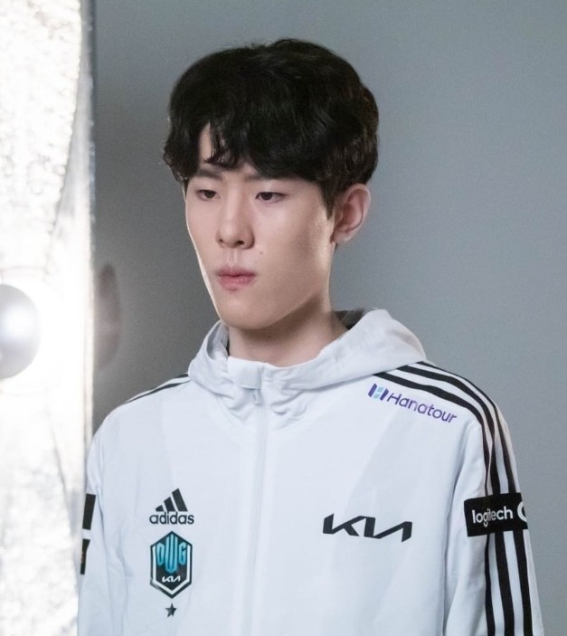 dk发布世界赛队服拍摄的现场照片剪刀手showmaker