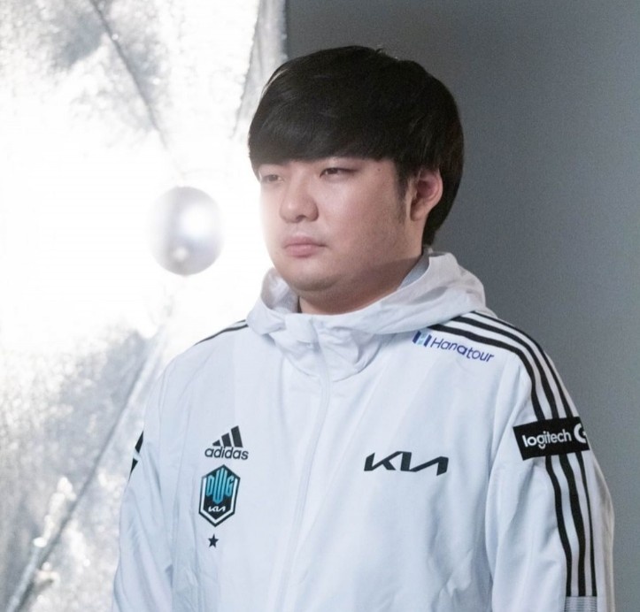 dk发布世界赛队服拍摄的现场照片剪刀手showmaker