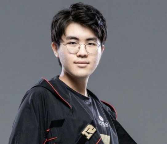 姿态回忆自己被theshy打爆我感觉当时是一个耀光在打一个贪九