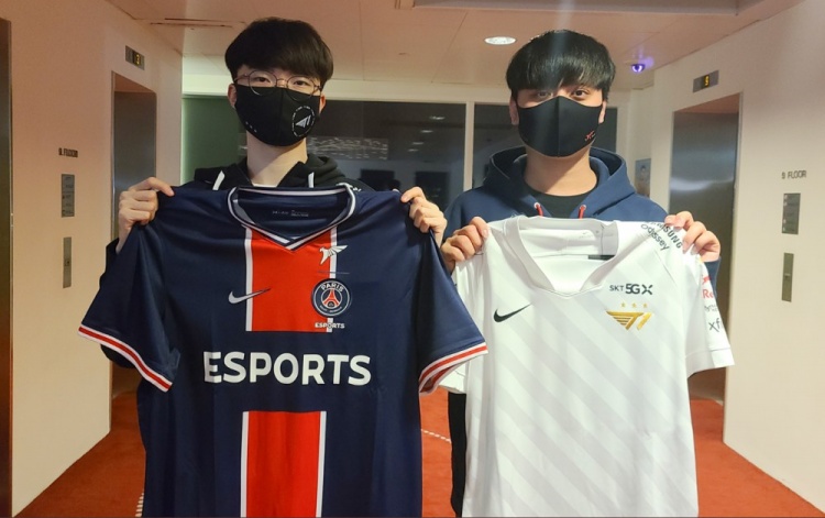 t1更新推特faker与maple互换队服好久不见