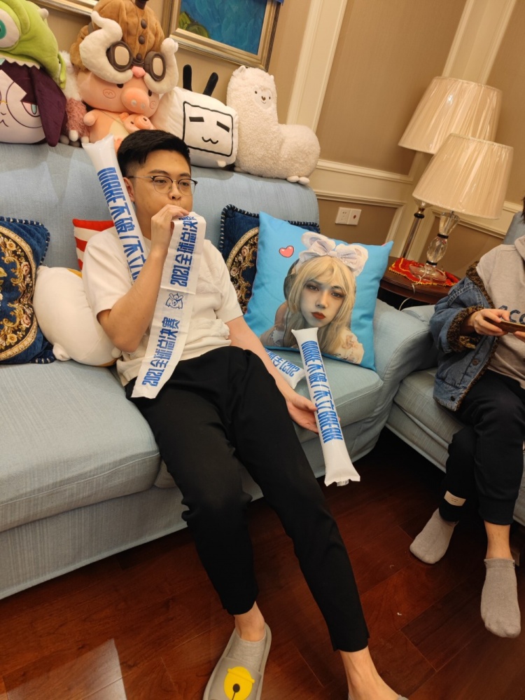 雨童晒解说观赛照提前体验捧杯的感觉pyl直接开始下金色的雨了