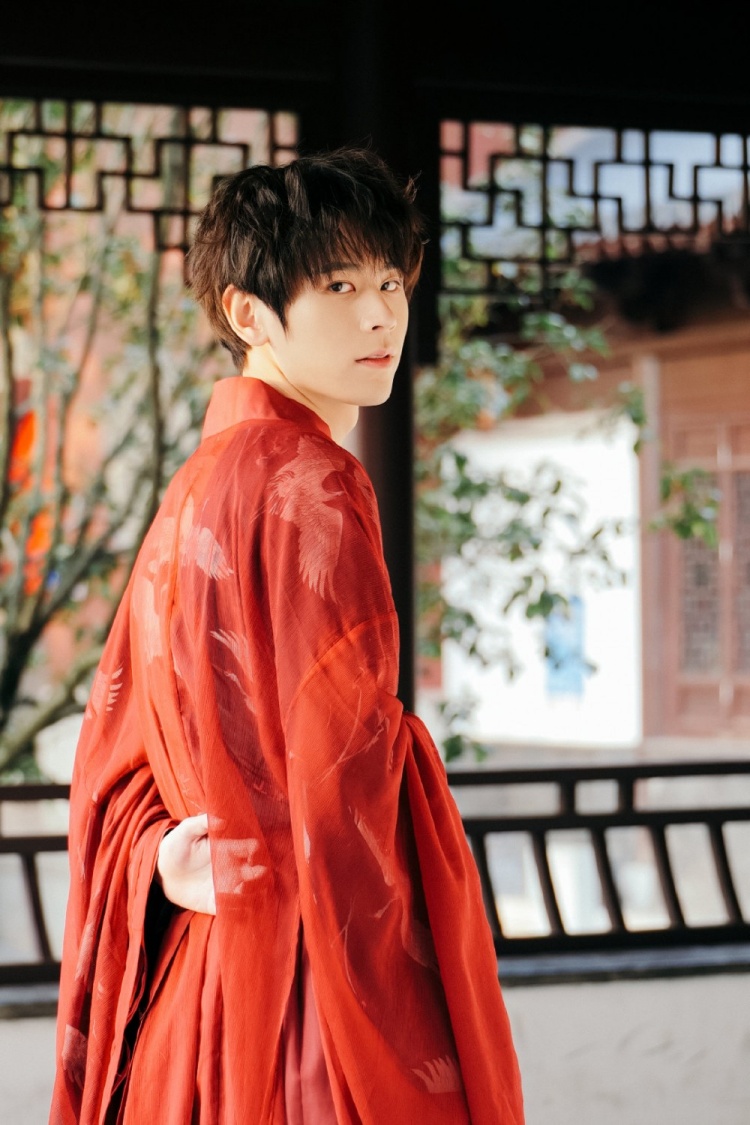 南京hero无畏的古装大片白衣少年手捧古卷红衣少年持笛仗剑