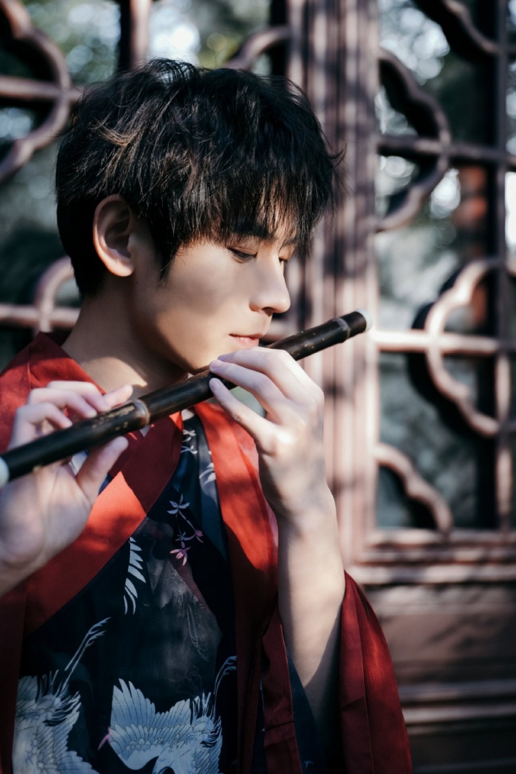 南京hero无畏的古装大片白衣少年手捧古卷红衣少年持笛仗剑