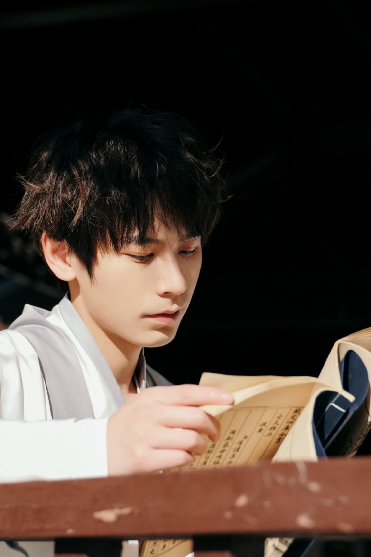 南京hero无畏的古装大片白衣少年手捧古卷红衣少年持笛仗剑