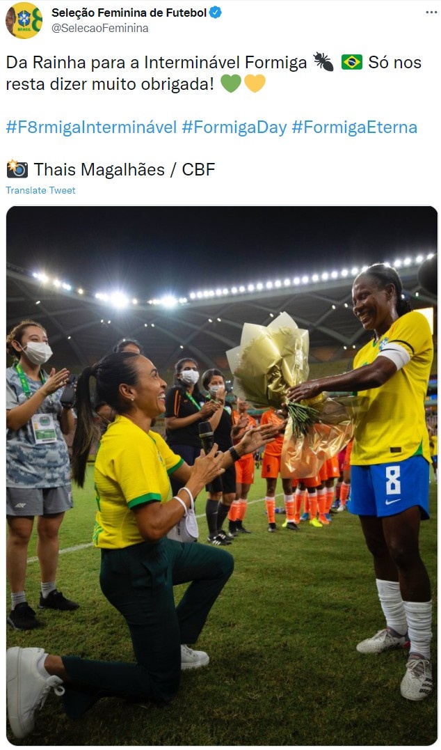 巴西女足老将福米加迎来国家队告别战 ，赛后玛塔单膝跪地献花