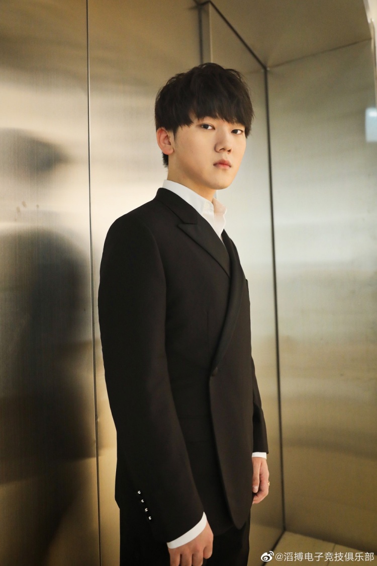 tes晒jkl西装照赛前狠话多变文波可以说是要素齐全