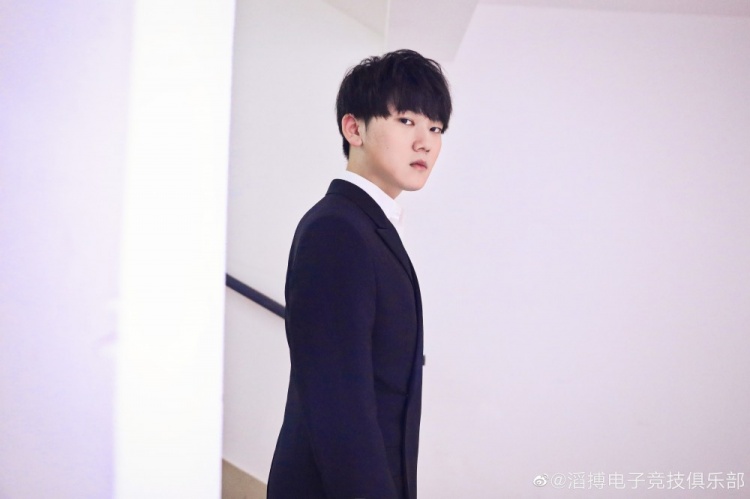 tes晒jkl西装照赛前狠话多变文波可以说是要素齐全