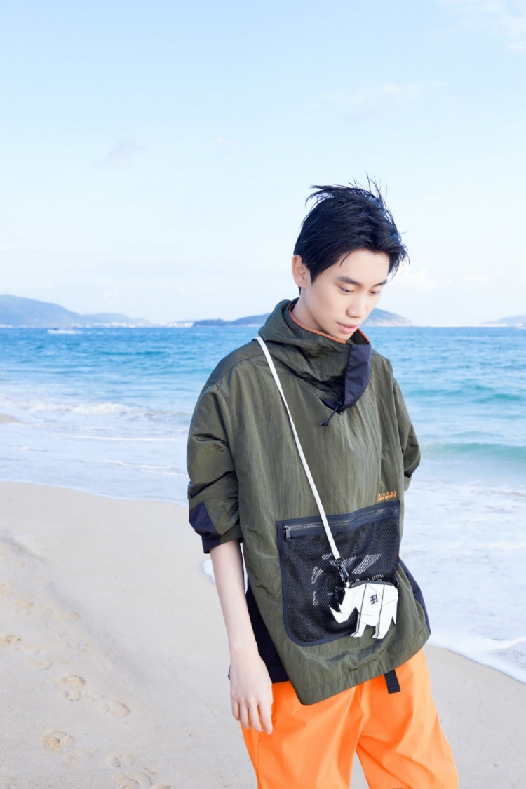 doinb晒照第一次走秀有点紧张