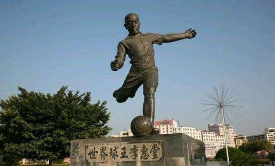 位于必威足球2022世界杯的必威足球世界杯雕像