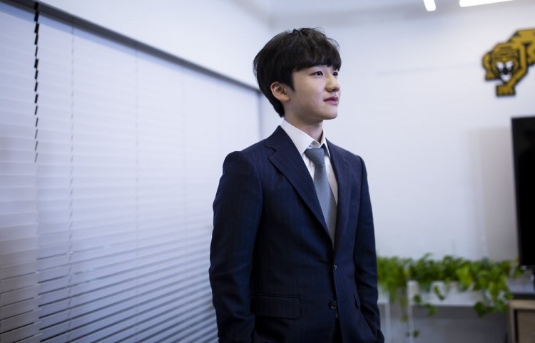 peanut小花生更推晒出自己的西装照