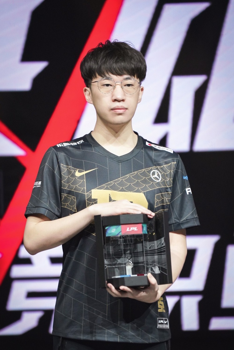 rng晒图恭喜bin和wei拿到了lpl职业选手证书