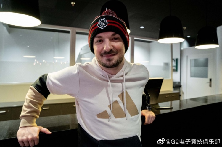 g2官博晒照祝表哥hunter26岁生日快乐